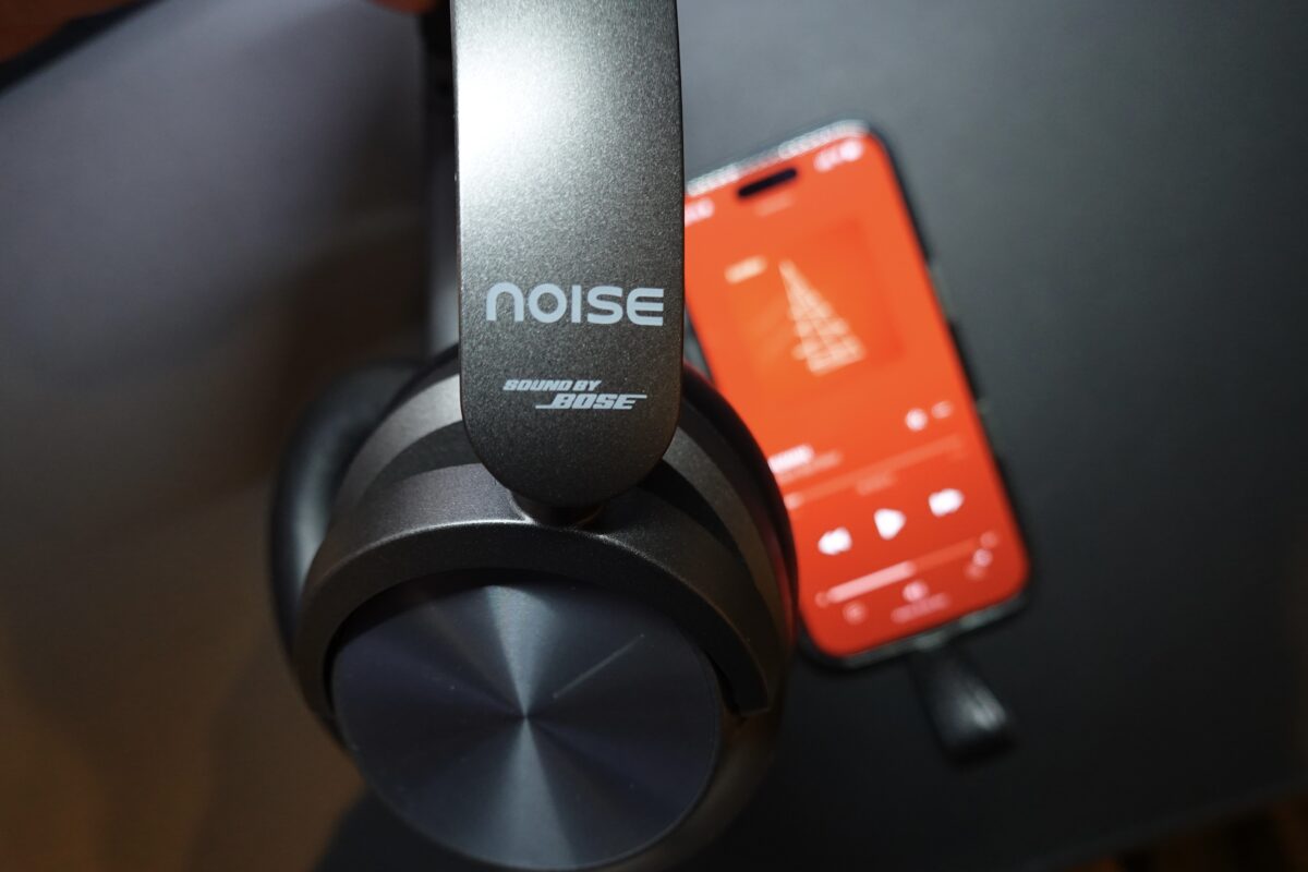 ヘッドバンドに刻まれたSound by Bose