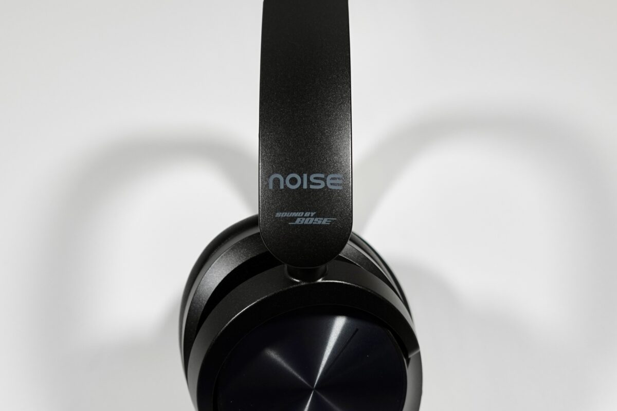 ヘッドバンドに刻まれたSound by Bose
